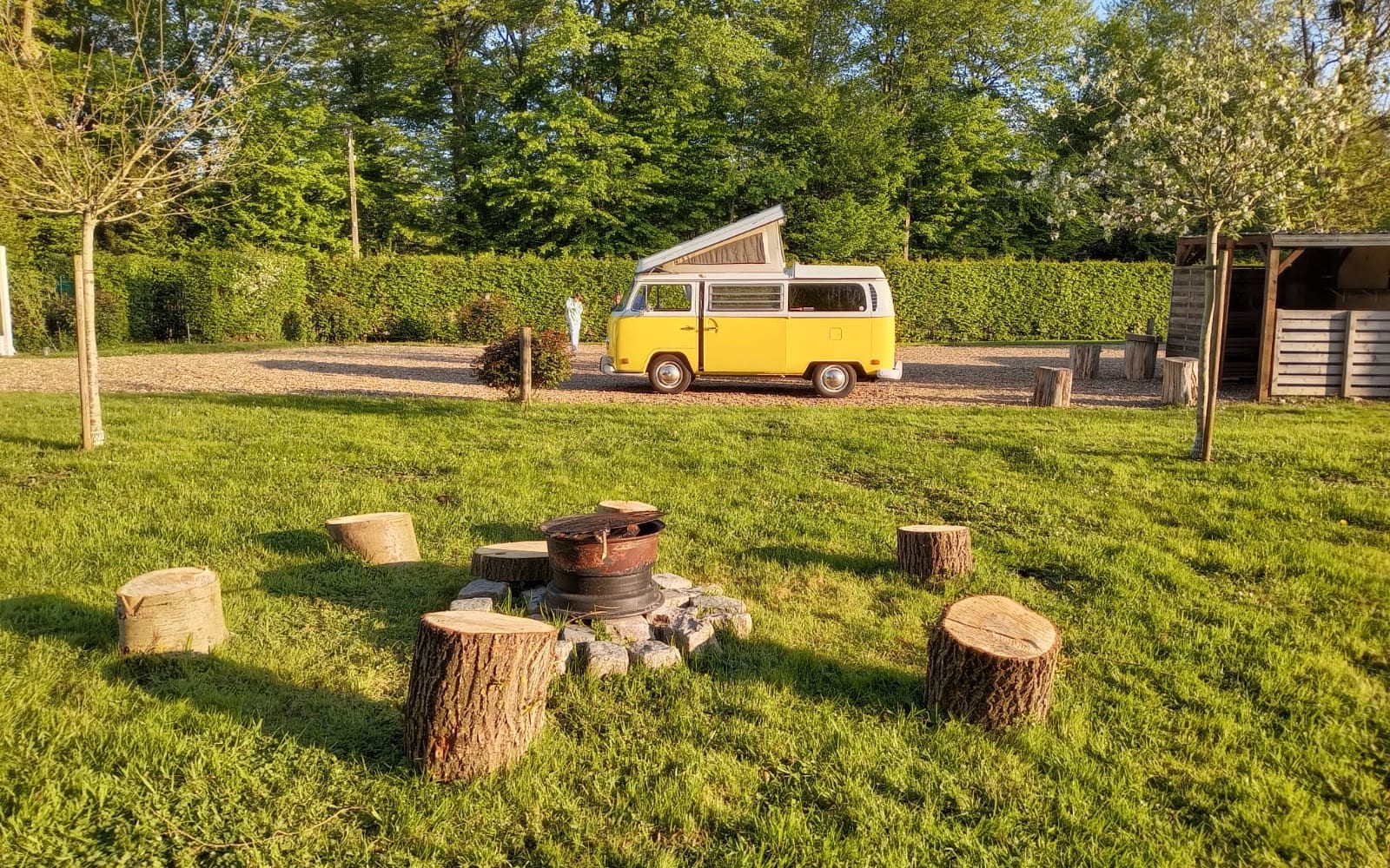 Le camping nature La Vie Nature : un van au bord du feu de camp